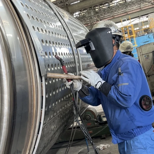 溶接面を着用して金属加工を行う作業員