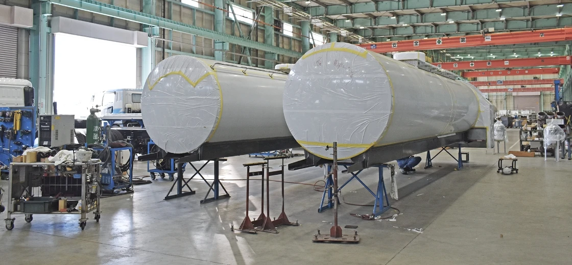 製造工場に並ぶ完成間近の大型タンク