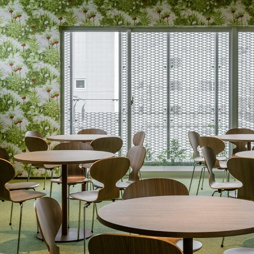 木目調のテーブルと椅子が並ぶ休憩スペース