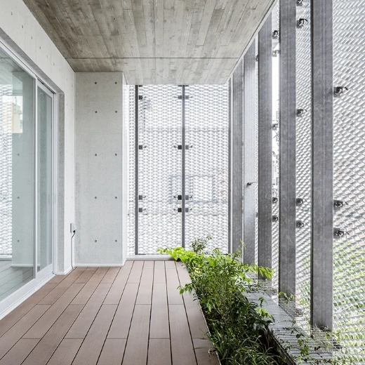 パンチングメタルのスクリーンと観葉植物があるモダンなテラス