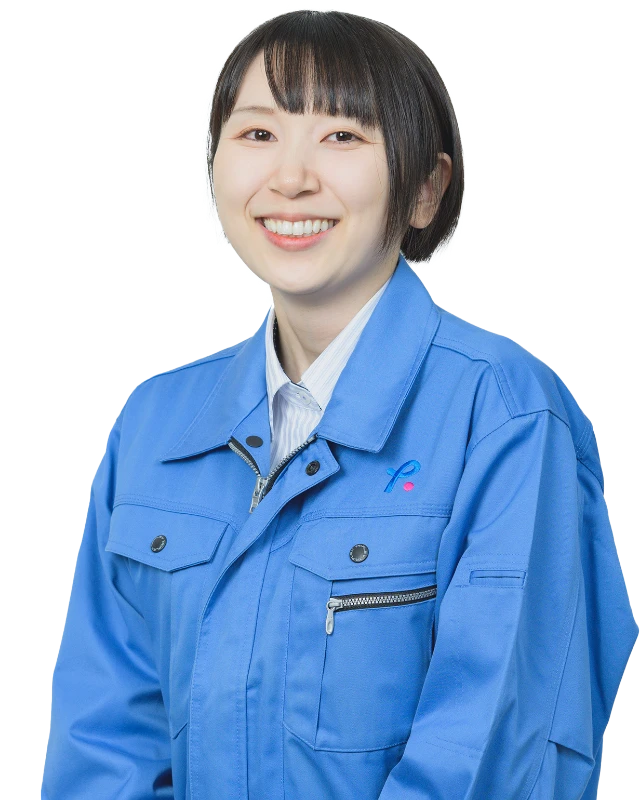 青い作業服を着た女性が笑顔でカメラを見つめています