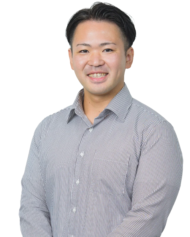 ストライプのシャツを着て笑顔でポーズをとる男性社員のポートレート