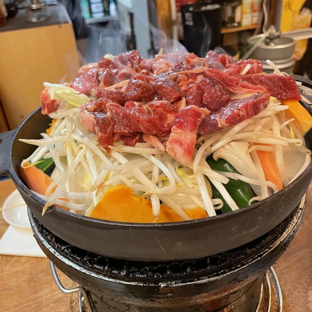 ジンギスカン肉と野菜の鉄板焼き料理