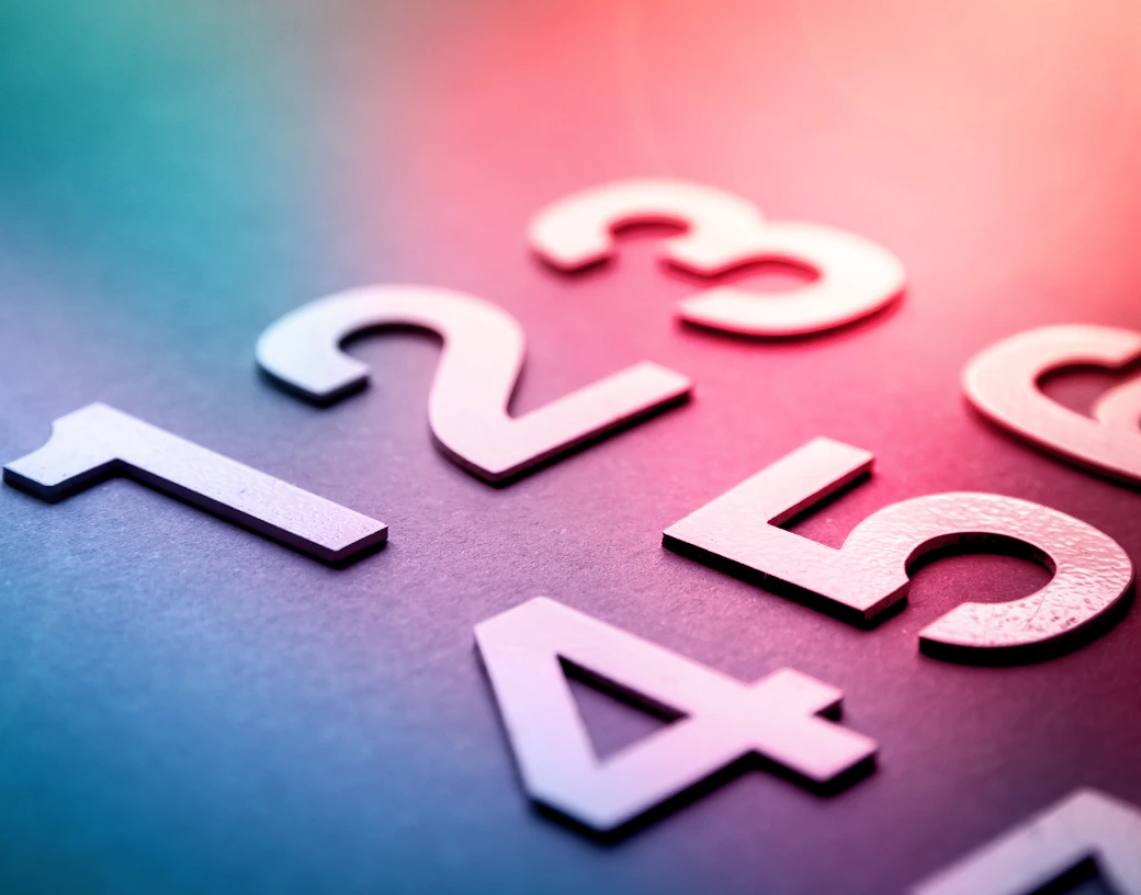色とりどりの背景に浮かぶ数字のクローズアップ