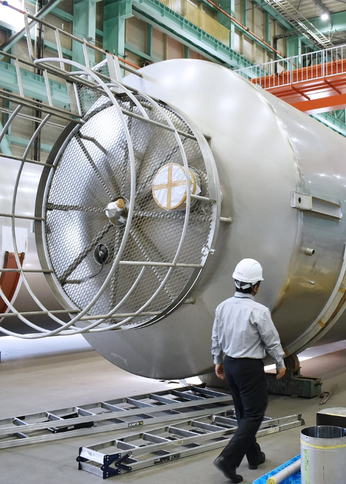 大きな金属製のタンクが地面に置かれています