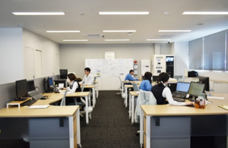 オフィス内で仕事をする人々の様子