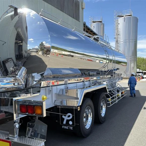 ステンレス製タンクローリー車の外観、工場敷地内での撮影風景。