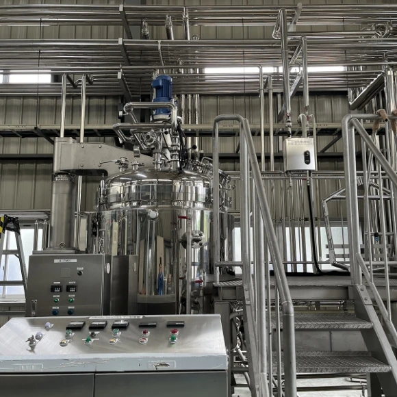 産業用ステンレス製発酵タンクと制御パネルが設置された食品加工工場の内部設備。