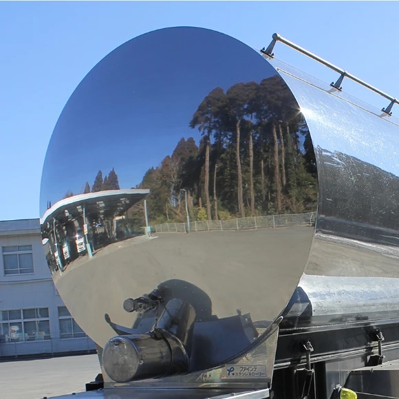 ステンレスタンクの鏡面仕上げ反射と木々の風景の外観