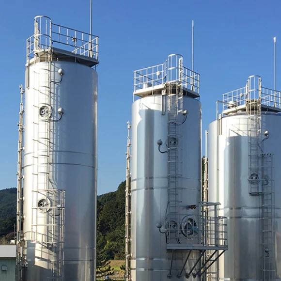 産業用ステンレスタンクと青空の風景