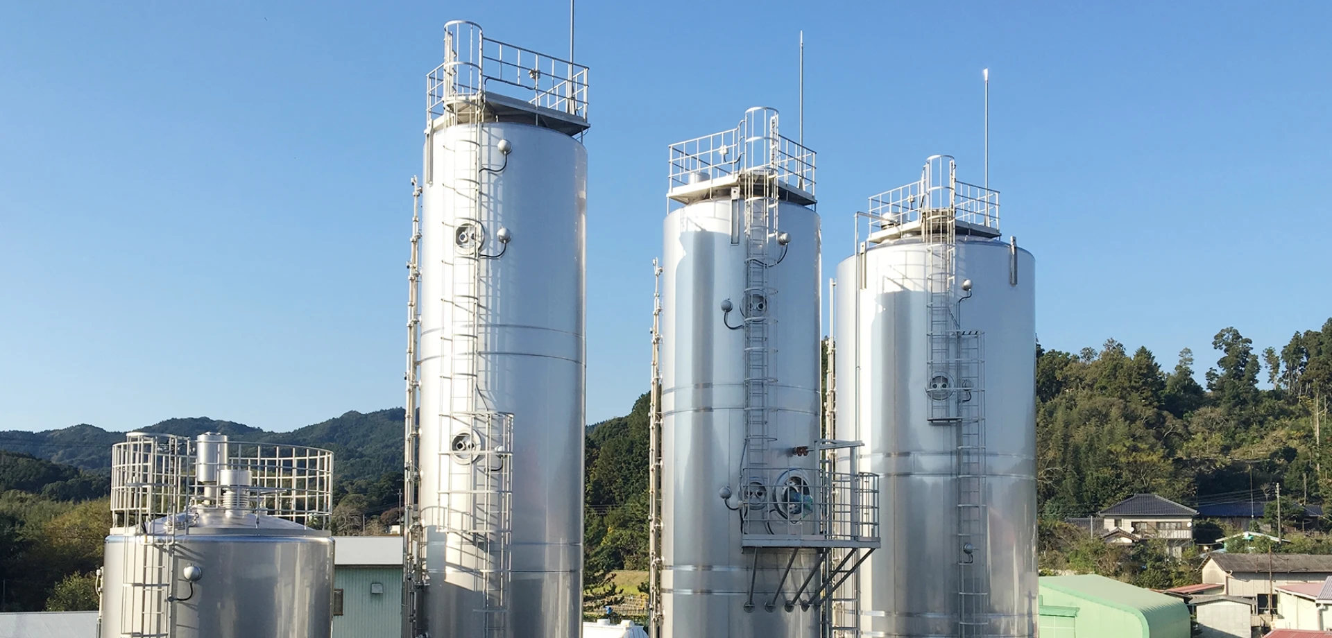 工業用ステンレス製タンクと青空の風景