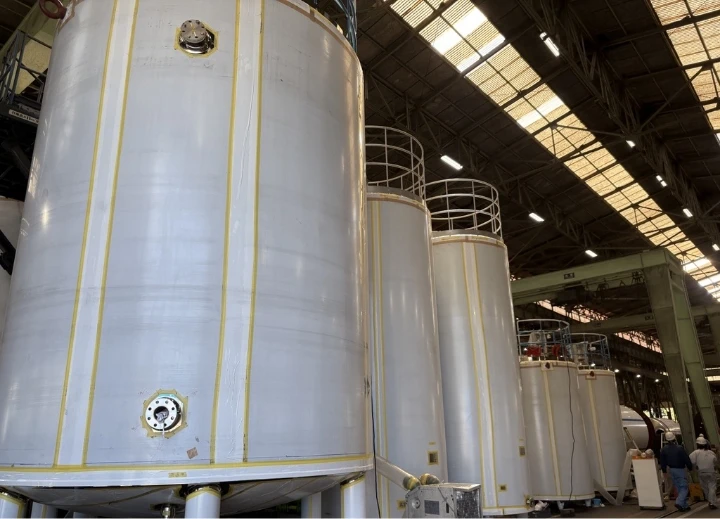 工場内の大型ステンレスタンク製造設備