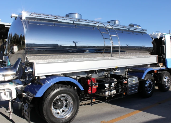 大型ステンレスタンクトレーラー輸送用トラックの外観。