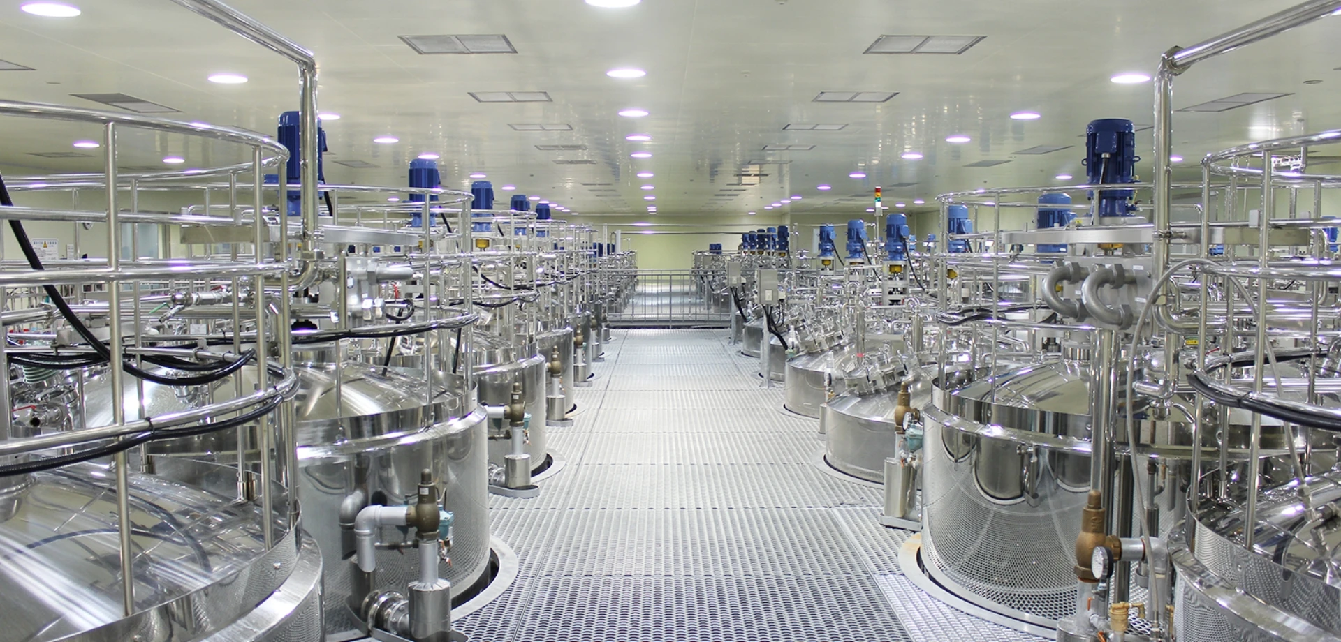 工場のステンレス製タンクとパイプラインシステムの内部設備。