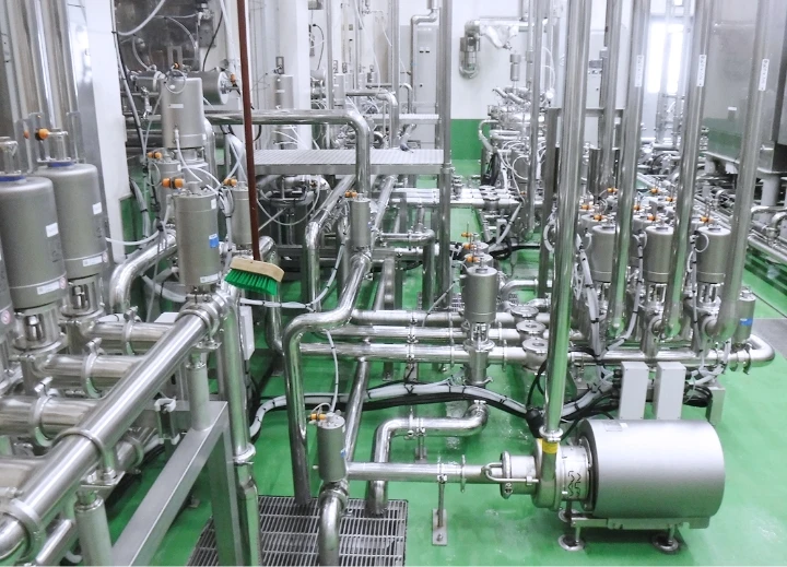 工場のステンレス配管システムと機械設備の内部構造