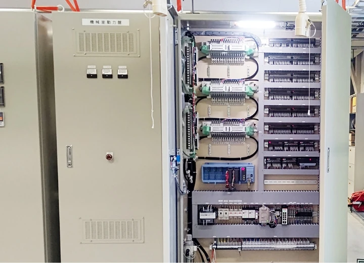産業用制御盤の内部配線とコンポーネントの詳細な画像