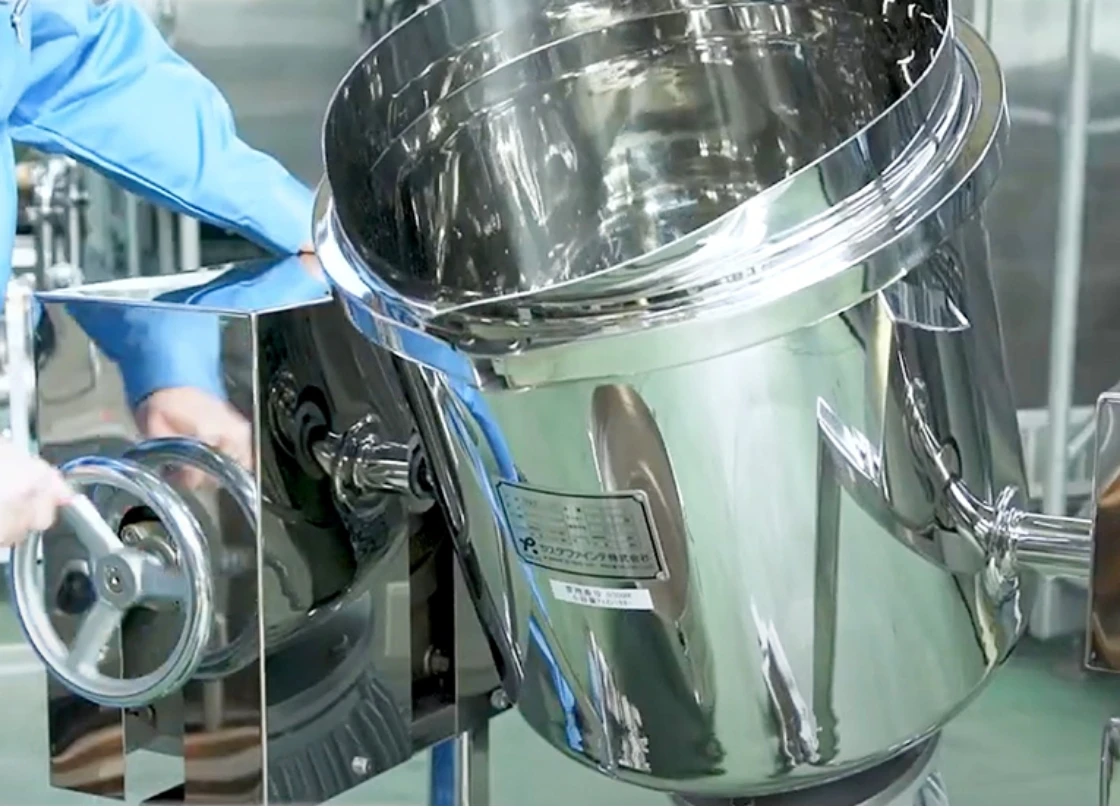 ステンレス製産業用ミキサーの調整作業風景