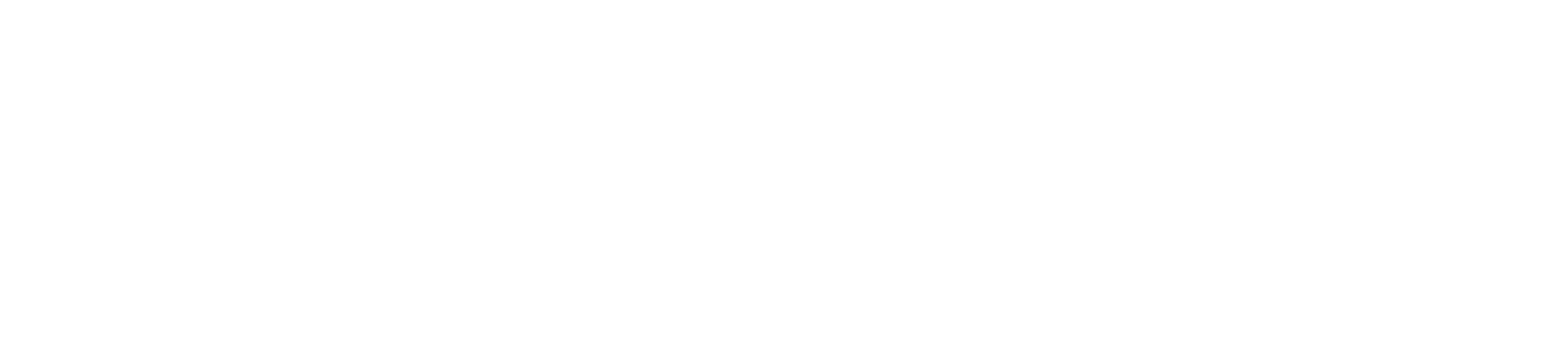 工場内で大型タンクを点検する作業員の後ろ姿。