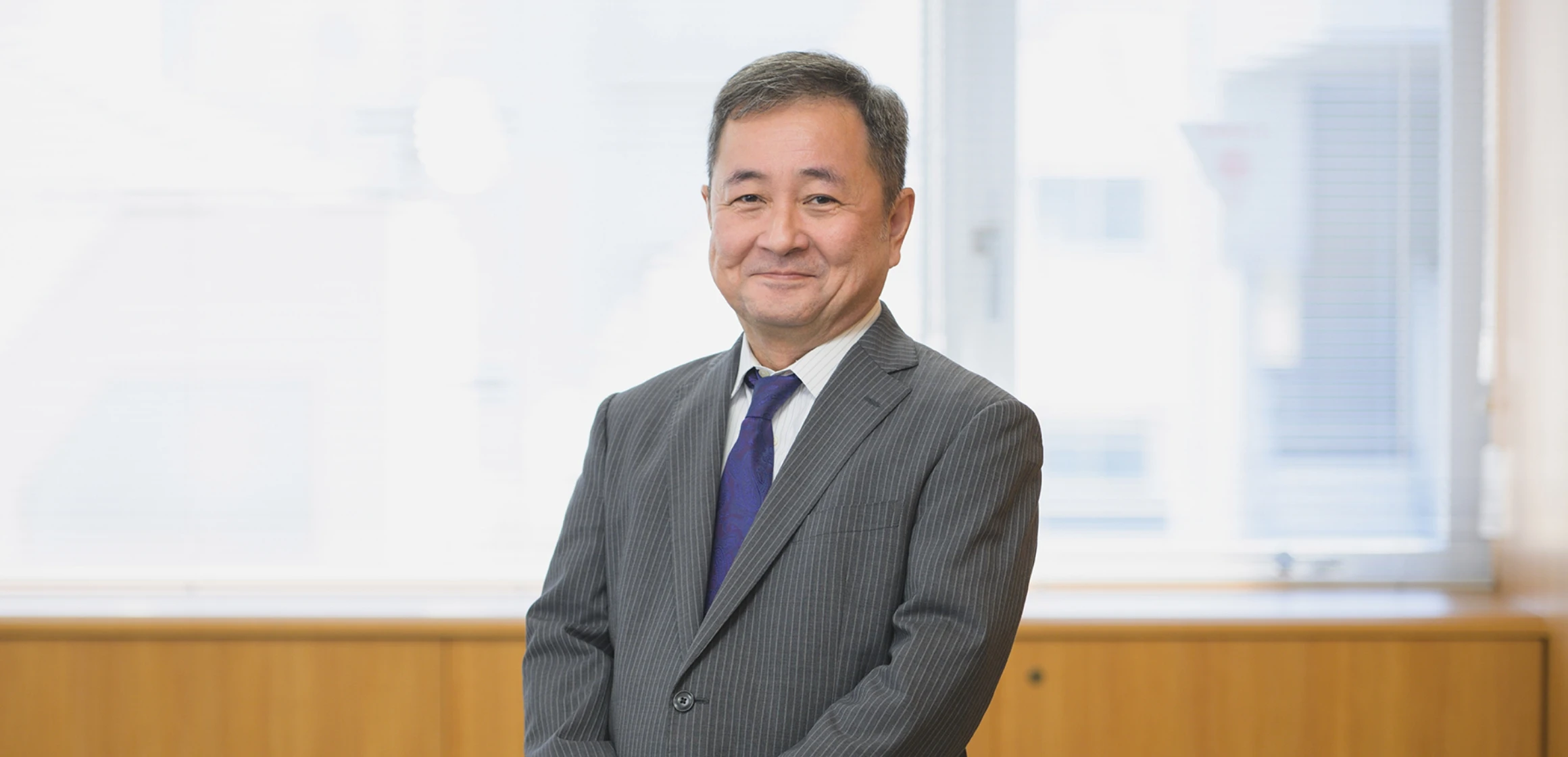 スーツを着たビジネスマンの笑顔のポートレート。