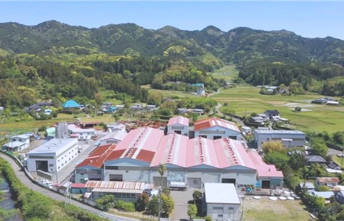 山間の工場と周辺の緑豊かな風景の航空