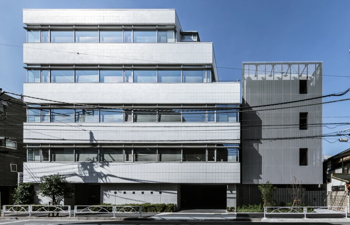 現代的なデザインの白い多階建てオフィスビルの外観。