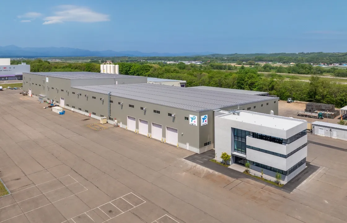 近代的な工業用倉庫とオフィスビルの外観。