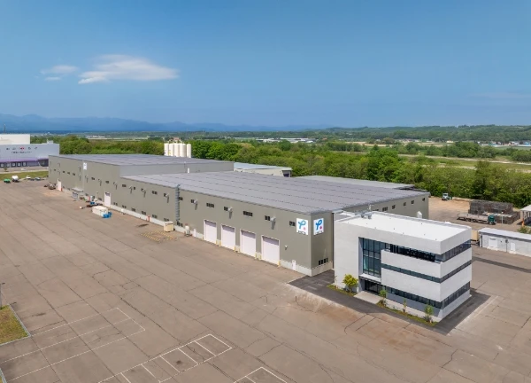 広大な敷地にある現代的な工業用倉庫の外観。