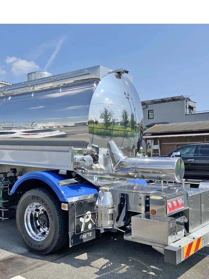 ステンレスタンクトレーラーの側面とリア部分の外観。