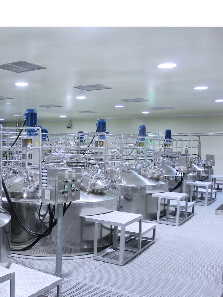 製薬工場のステンレス製大型混合タンクと制御パネルの設備内部。